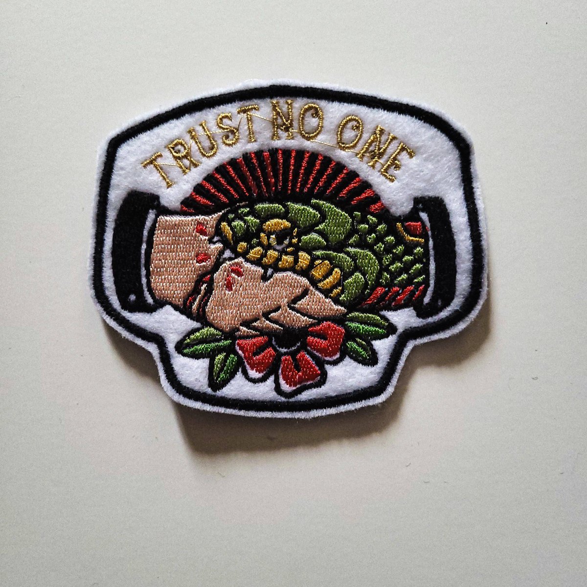Patch brodé "Trust no one" – Image 9