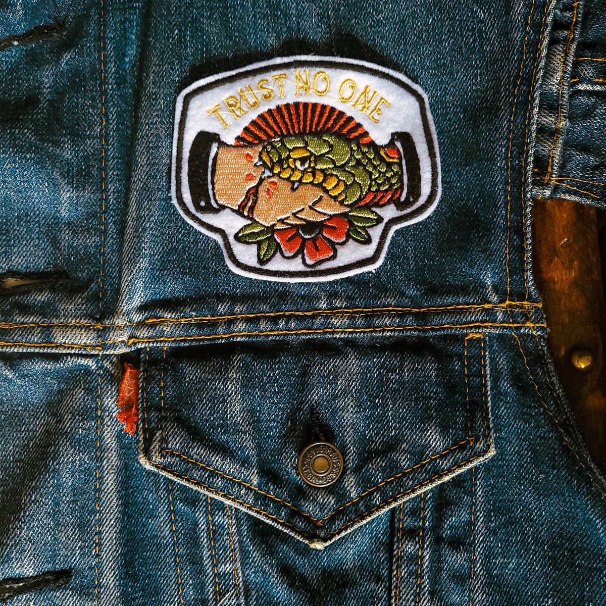 Patch brodé "Trust no one" – Image 8