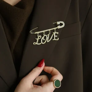 Broche "LOVE"