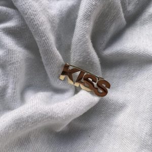 broche kiss
