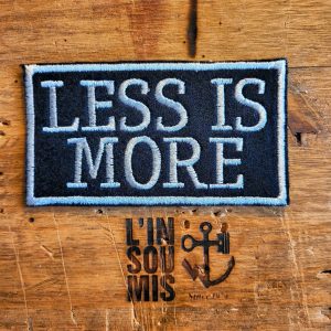 Patch Brodé "Less is More" ( version Fond Noir)