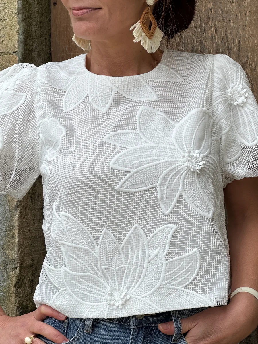 Top blanc broderie florale SAONA – Image 4