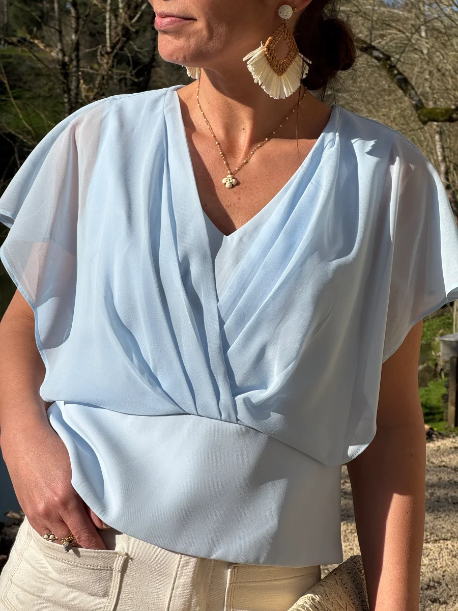 Top bleu drapé croisé volant NOA – Image 3