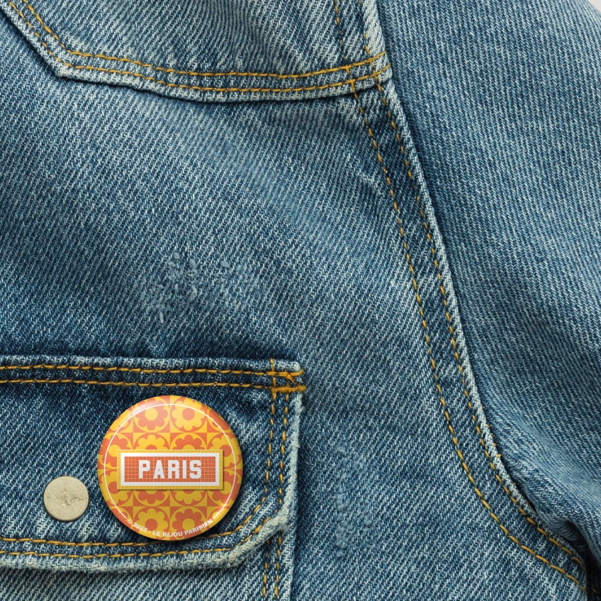 BADGE 32 MM - DESIGN INSPIRÉ DU MÉTRO PARISIEN - SIXTIES – Image 3