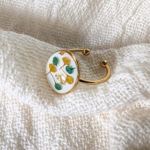 Bague artisanale en fleurs stabilisées dans les tons safran, bleus, Lucie