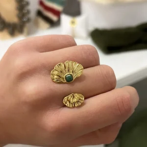 Lia - Bague feuille dorée avec pierre verte