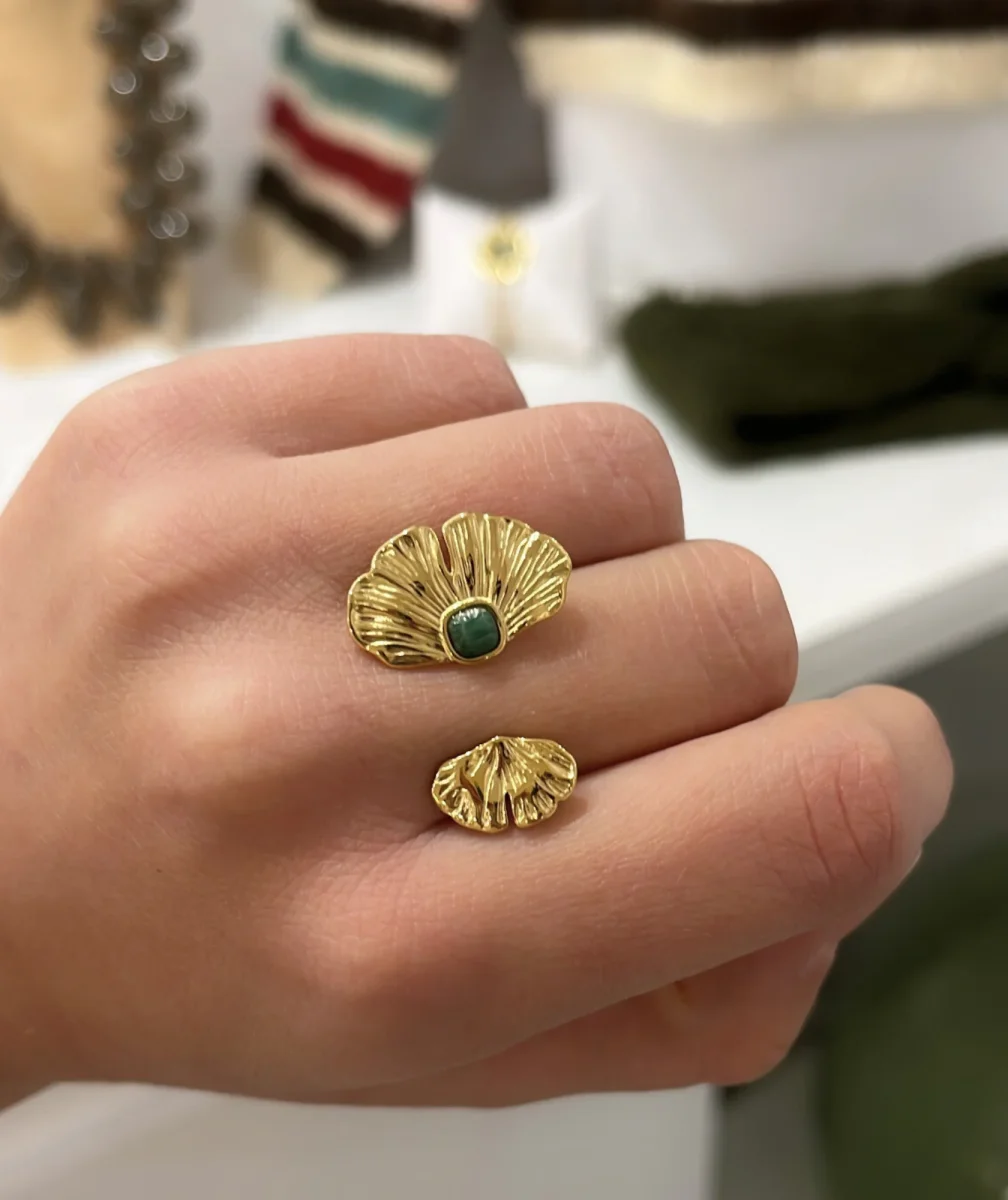 Lia - Bague feuille dorée avec pierre verte