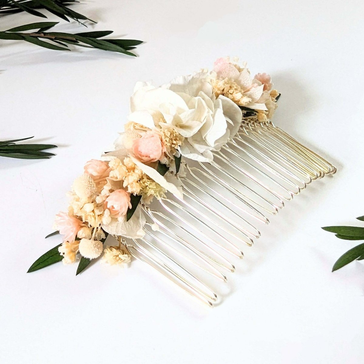 Peigne à cheveux fleuri pour coiffure de mariage en fleurs séchées & stabilisées blanches & roses, Rafaela – Image 3