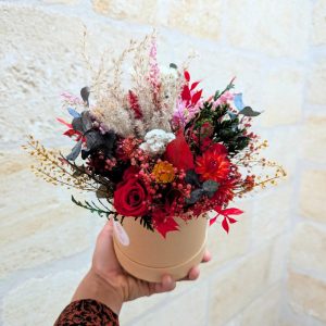 Boîte à chapeau fleurie composée de fleurs séchées et fleurs stabilisées, Mira