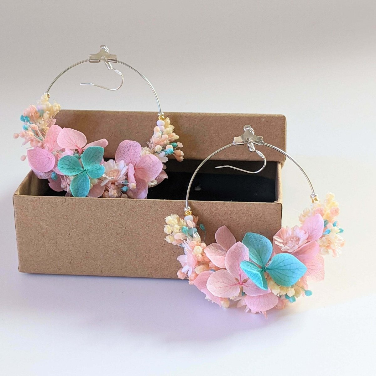 Boucles d’oreilles créoles en fleurs stabilisées & séchées roses, Candy – Image 3