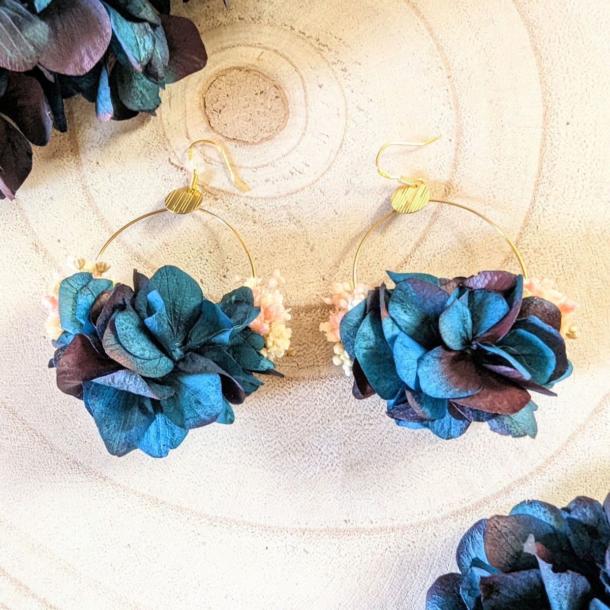 Boucles d’oreilles créoles en fleurs stabilisées bleues, Mona – Image 5