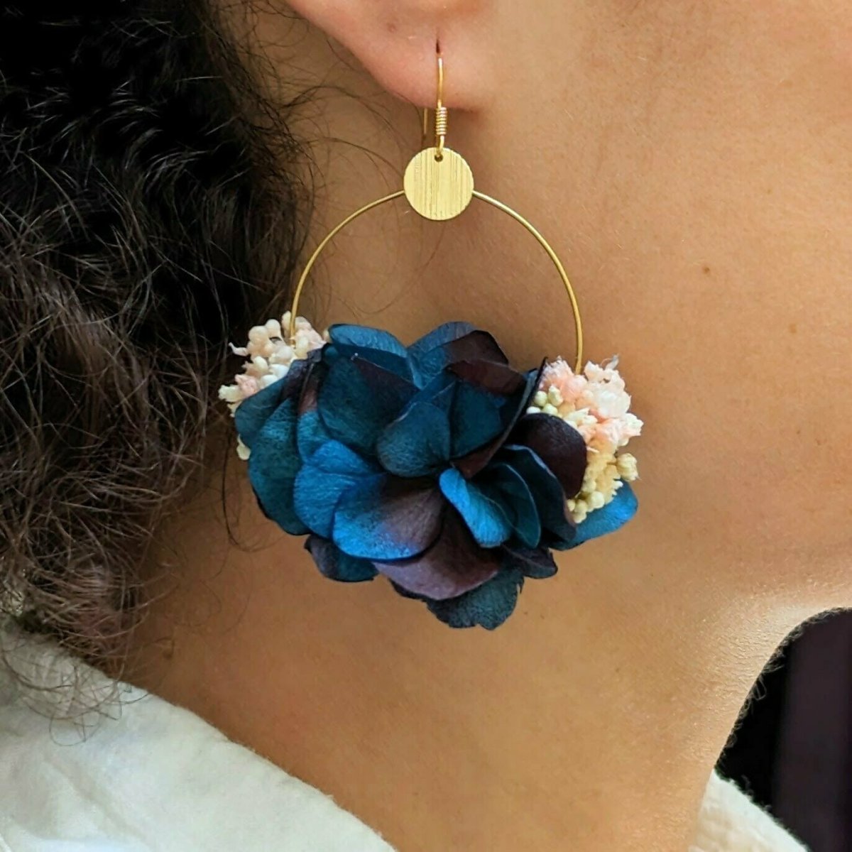 Boucles d’oreilles créoles en fleurs stabilisées bleues, Mona – Image 3