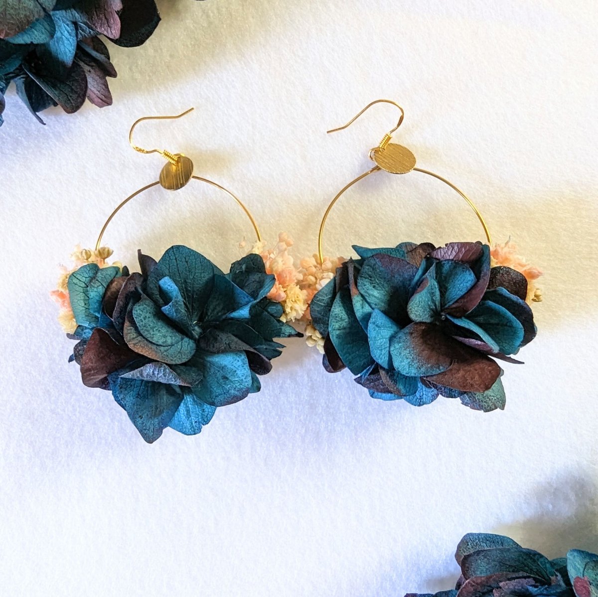 Boucles d’oreilles créoles en fleurs stabilisées bleues, Mona – Image 4