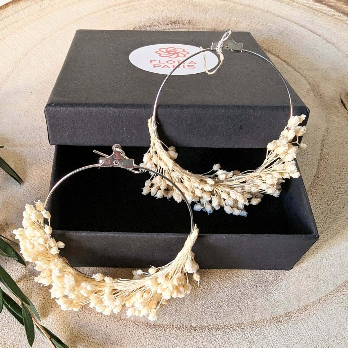 Boucles d’oreilles créoles en fleurs stabilisées beiges, Luna