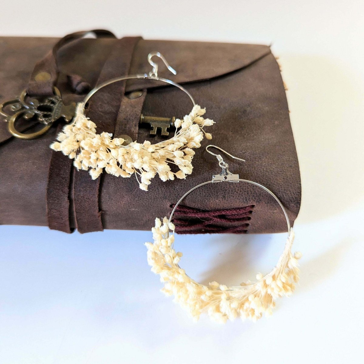 Boucles d’oreilles créoles en fleurs stabilisées beiges, Luna – Image 3