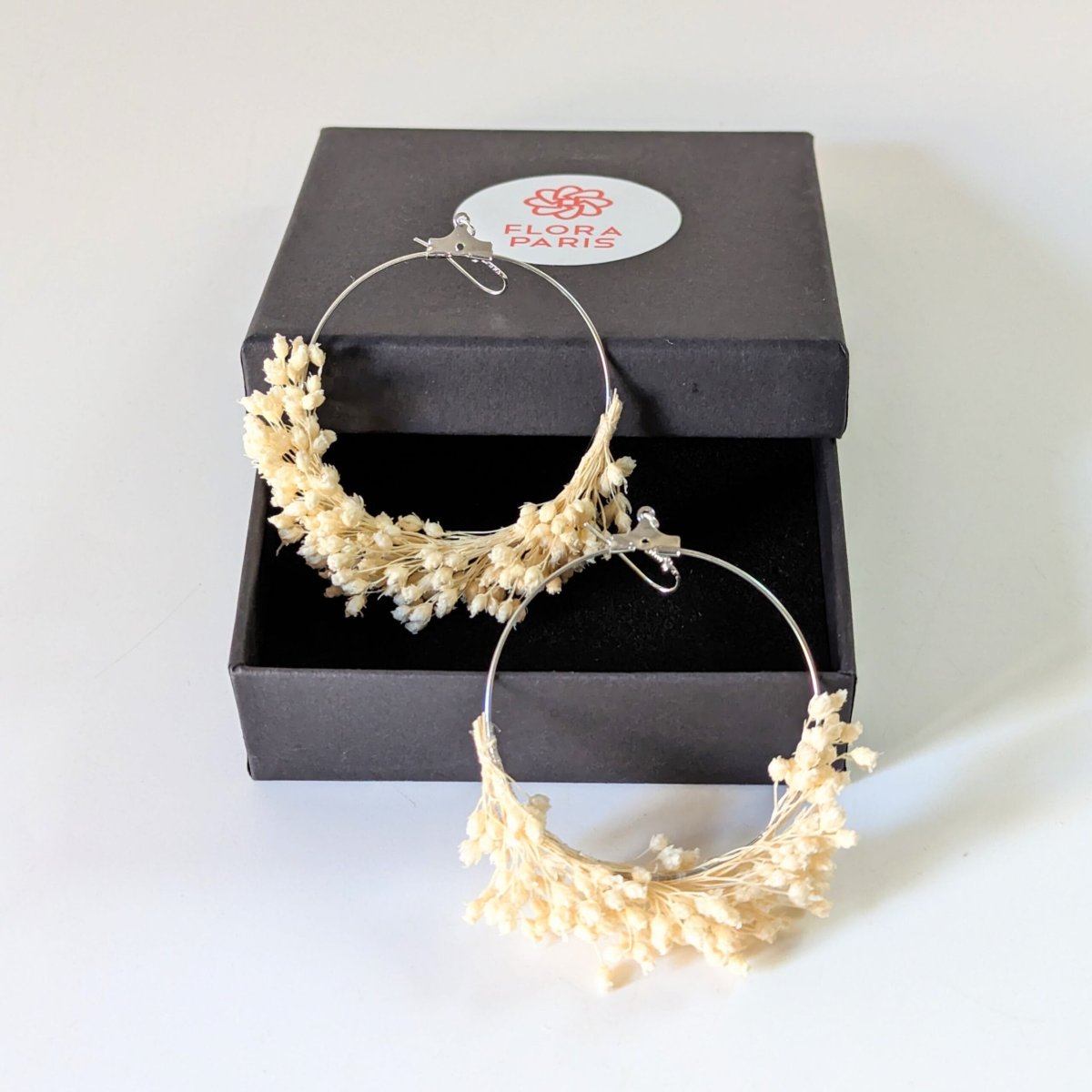 Boucles d’oreilles créoles en fleurs stabilisées beiges, Luna – Image 4