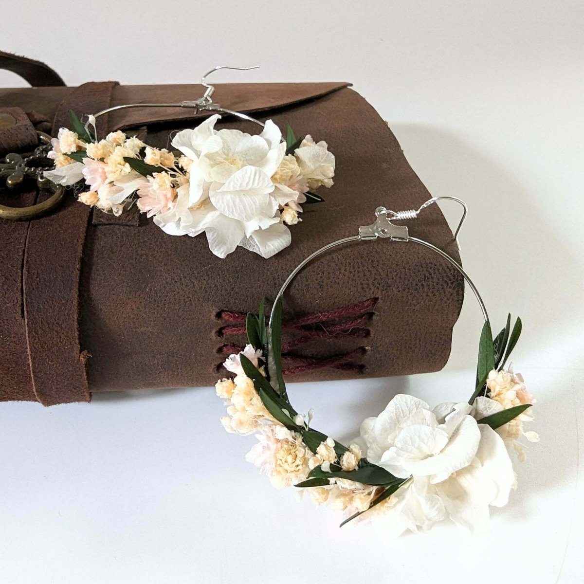 Boucles d’oreilles créoles en fleurs stabilisées blanches & roses, Rafaela – Image 4