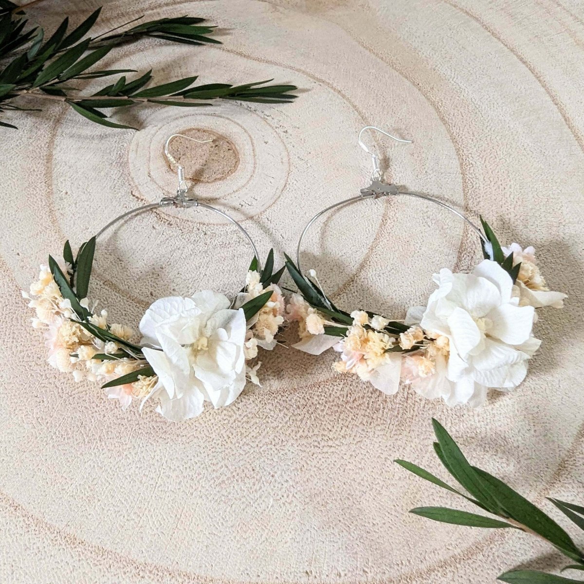 Boucles d’oreilles créoles en fleurs stabilisées blanches & roses, Rafaela – Image 5