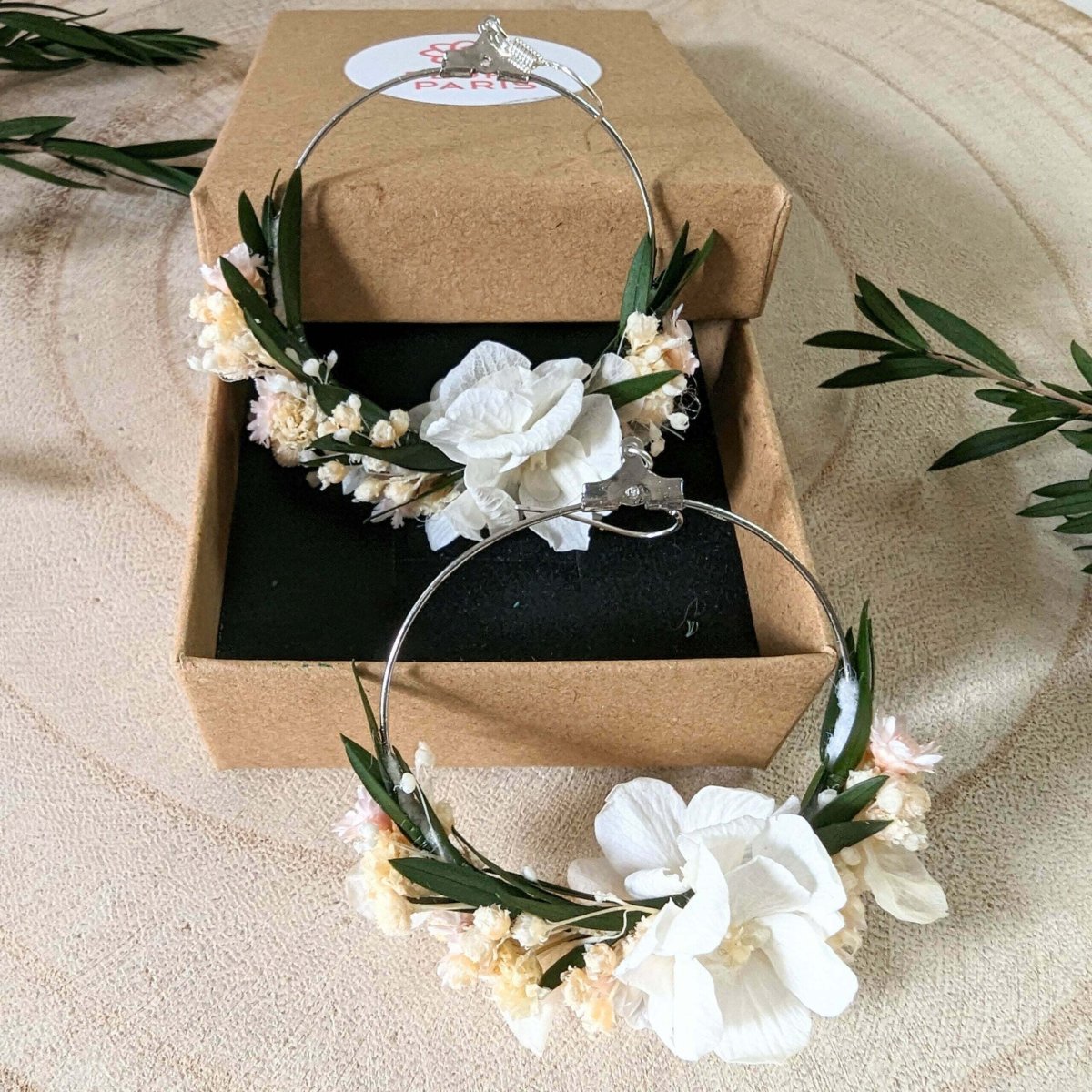 Boucles d’oreilles créoles en fleurs stabilisées blanches & roses, Rafaela – Image 2