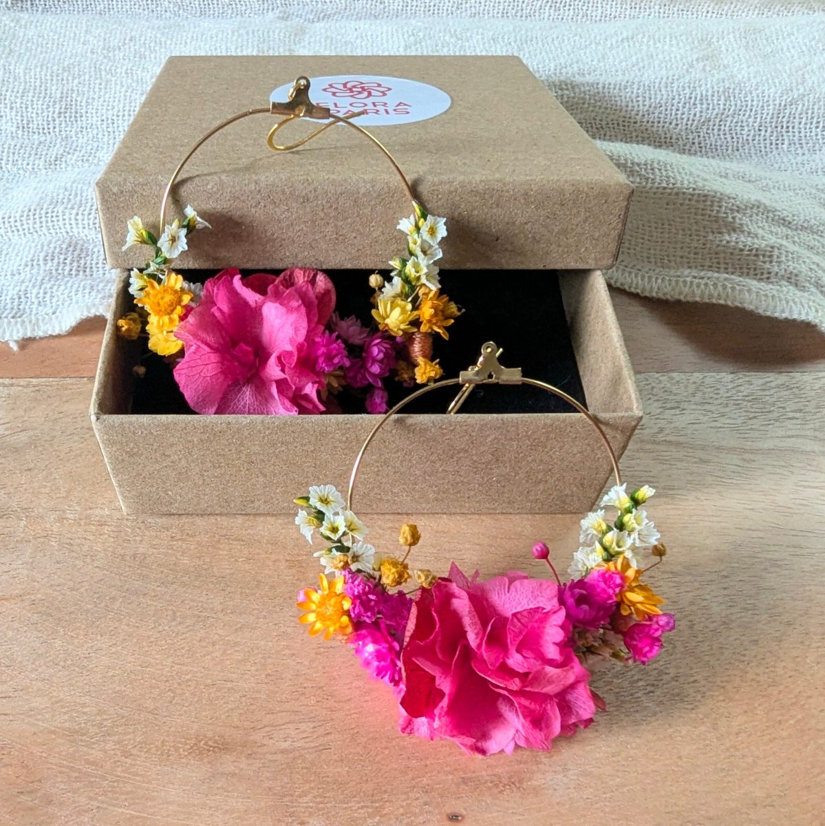 Boucles d’oreilles créoles en fleurs stabilisées, Diane – Image 3