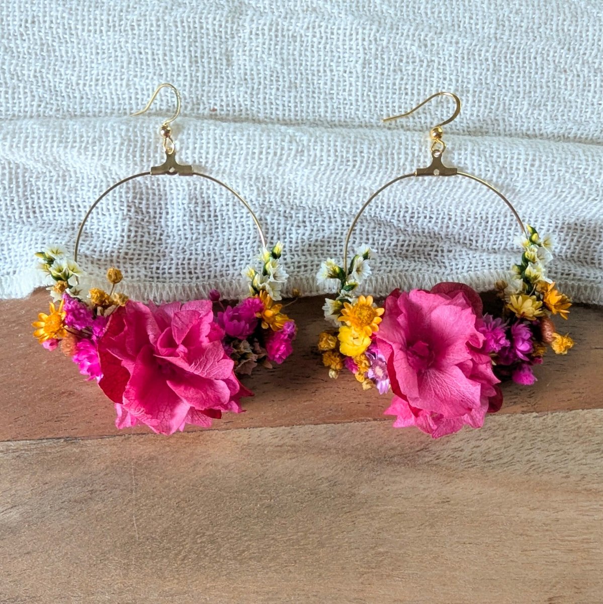 Boucles d’oreilles créoles en fleurs stabilisées, Diane – Image 4