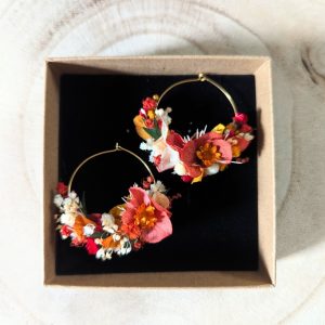 Boucles d’oreilles créoles en fleurs stabilisées aux tonalités rouges, Coco Cinelle