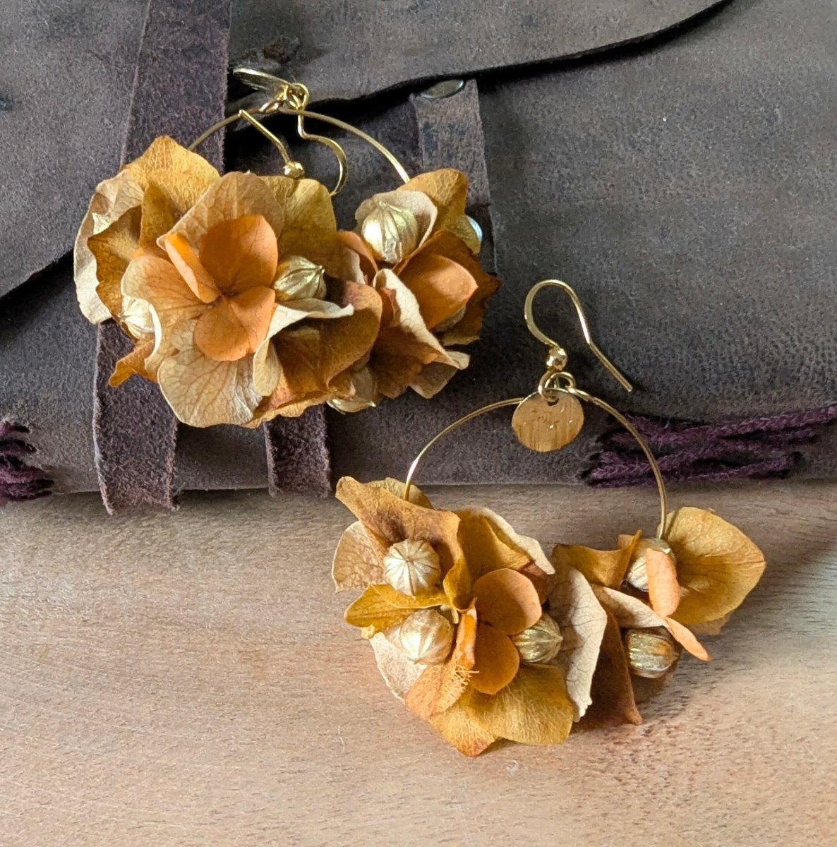 Boucles d’oreilles créoles en fleurs stabilisées, Élora – Image 2