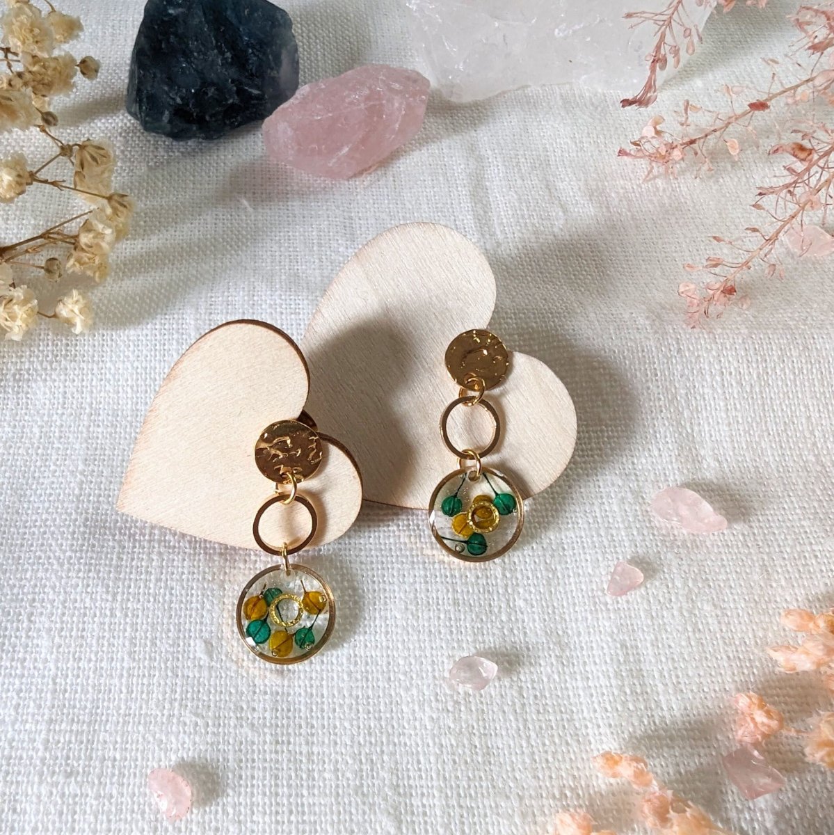 Boucles d’oreilles en fleurs séchées, bleues et safran, Laura – Image 3