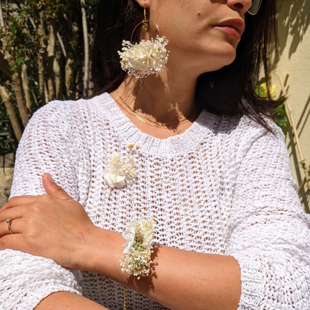 Boucles d’oreilles créoles en fleurs stabilisées beiges, Luna – Image 3