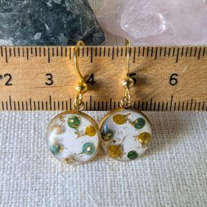Boucles d’oreilles en fleurs séchées et résine, aux nuances bleues et moutarde, Lucie