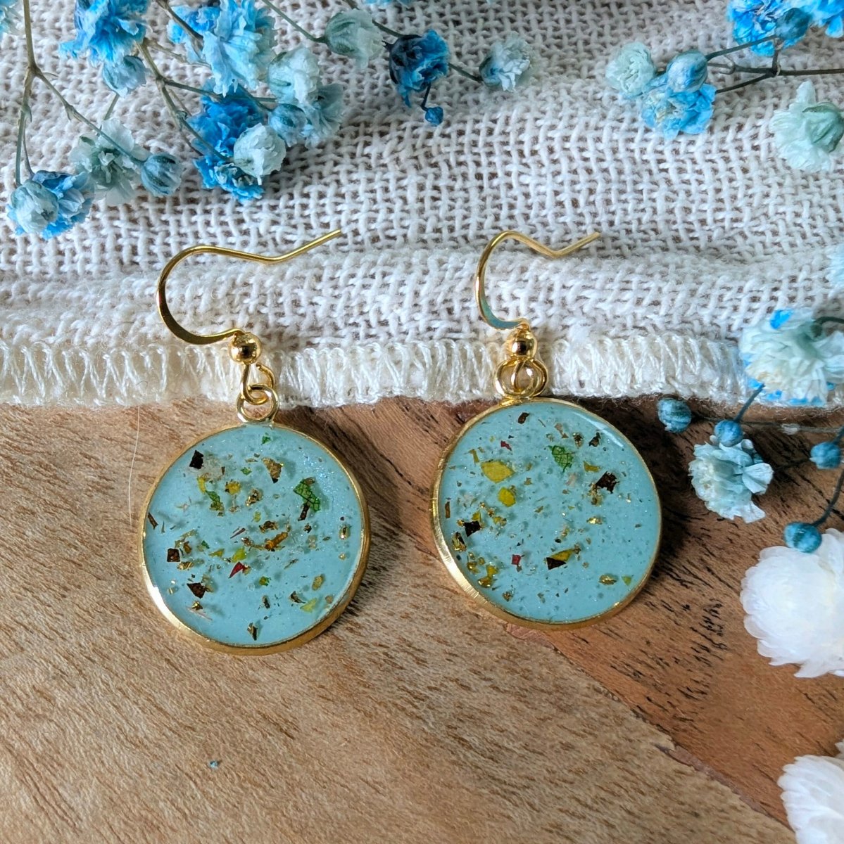 Boucles d’oreilles en fleurs séchées dans les tons turquoise, rouges, verts, Alice
