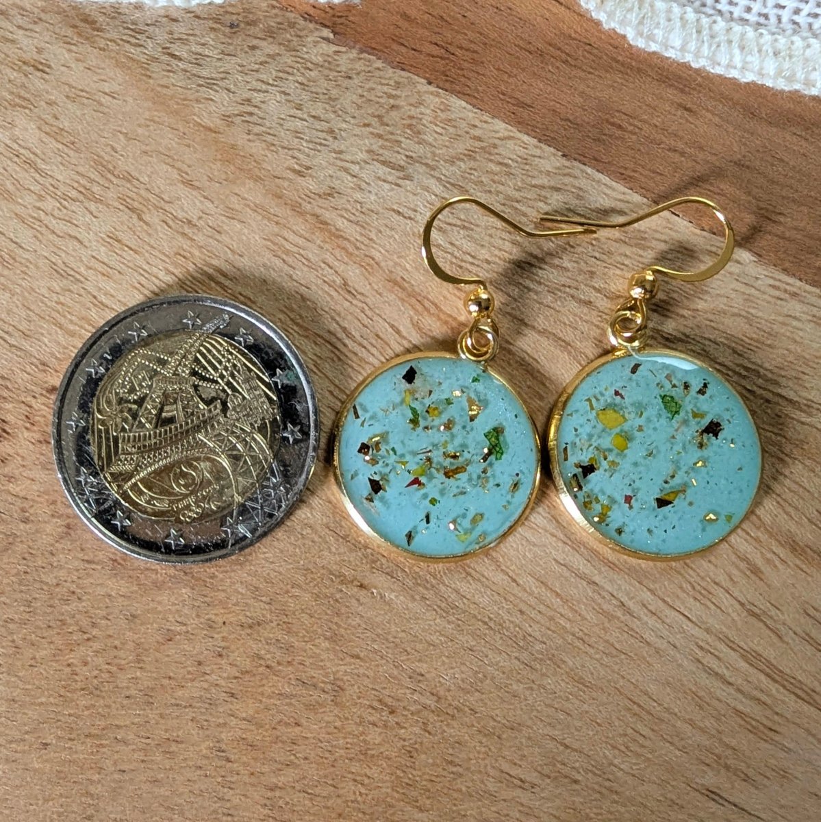 Boucles d’oreilles en fleurs séchées dans les tons turquoise, rouges, verts, Alice – Image 4