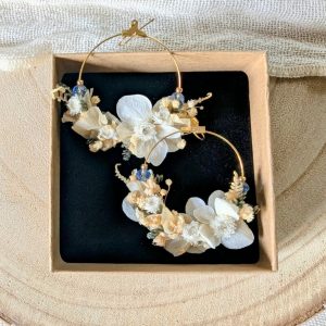 Boucles d’oreilles en fleurs stabilisées & perles bleues, Élia