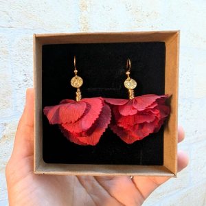 Boucles d’oreilles gouttes en hortensias stabilisés rouges, bijou bohème, Iris