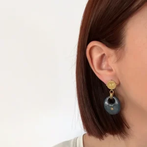 Eira - Boucles d’oreilles pendantes en résine bleue et doré