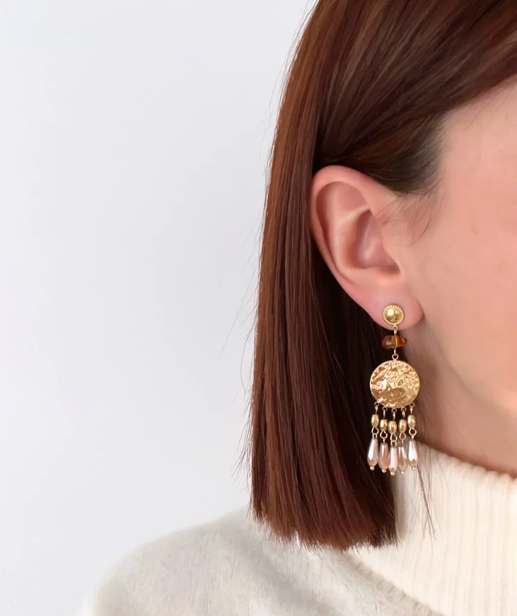 Suzanna - Boucles d’oreilles dorées à breloques – Image 2