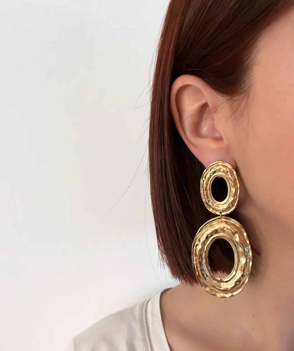 Lumi - Boucles d’oreilles dorées XXL martelées – Image 2
