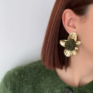 Cerelia - Boucles d’oreilles grande fleur dorée & cœur vert kaki