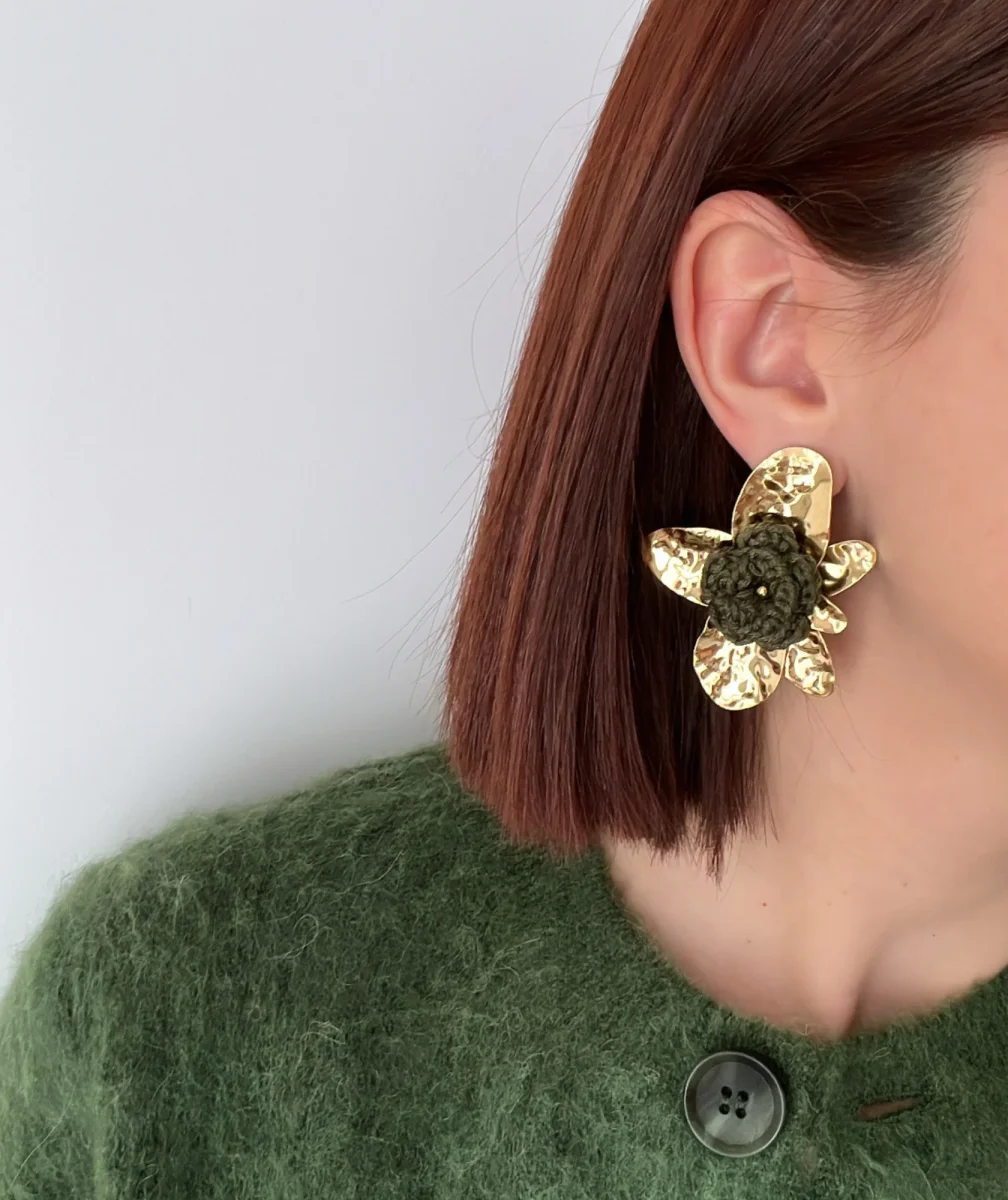 Cerelia - Boucles d’oreilles grande fleur dorée & cœur vert kaki – Image 2