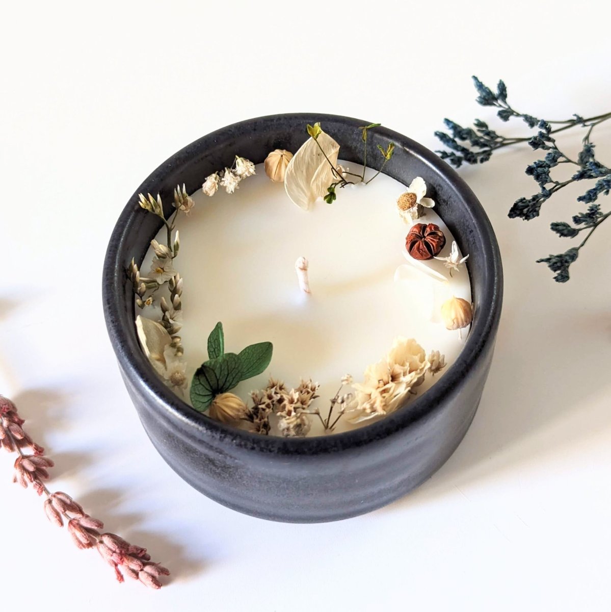 Bougie fleurie parfum bergamote, pin, bois de santal, Lilou – Image 3