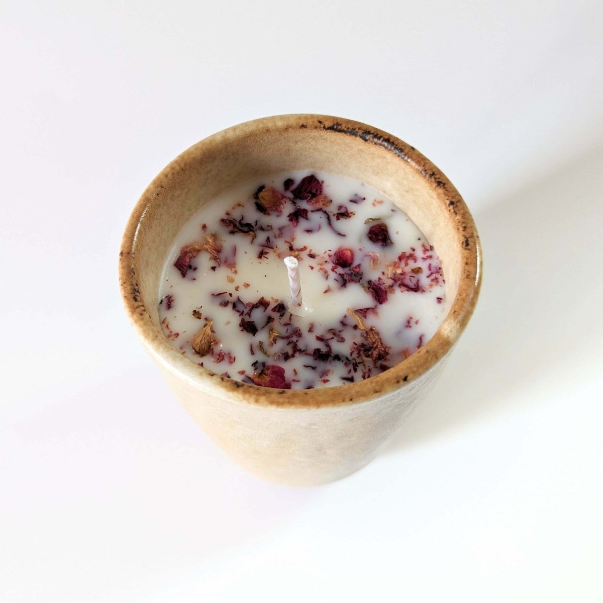 Bougie fleurie avec pétales rouges et parfum de rose & oud, Sofia – Image 4