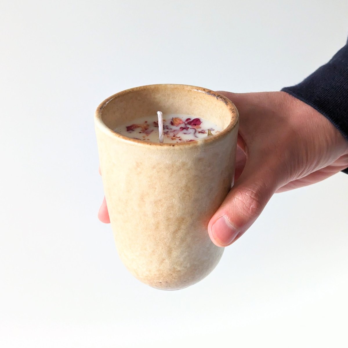 Bougie fleurie avec pétales rouges et parfum de rose & oud, Sofia – Image 5