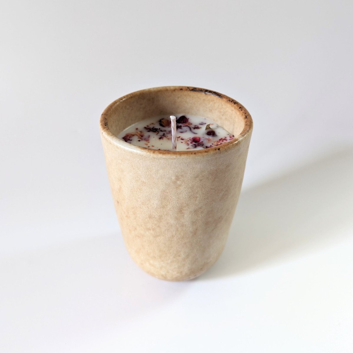 Bougie fleurie avec pétales rouges et parfum de rose & oud, Sofia – Image 3