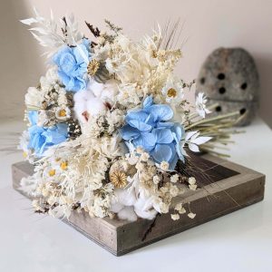 Bouquet de mariée avec fleurs de coton séchées et hortensias stabilisés bleu ciel, Jennifer