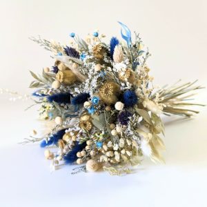 Bouquet de mariée en fleurs séchées & stabilisées dans les tons bleus, dorés et beiges, Elouise