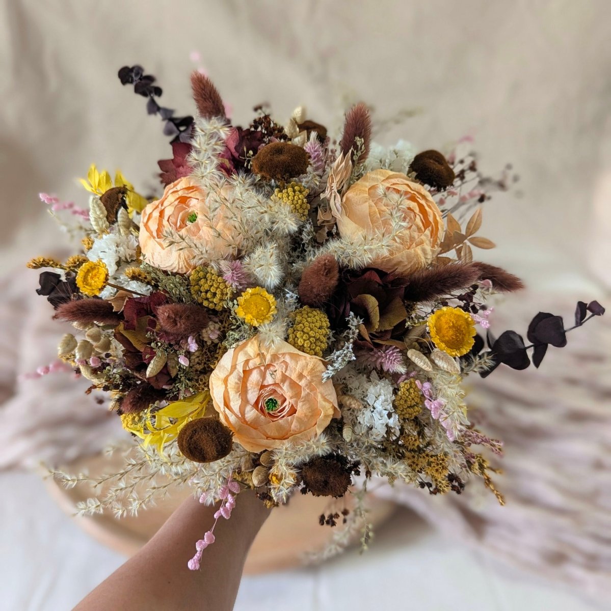 Bouquet de mariée avec renoncule stabilisées & fleurs séchées, Ingrid – Image 3