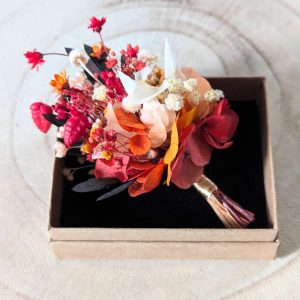 Boutonnière de marié artisanale fleurs stabilisées aux tonalités rouges, Coco Cinelle