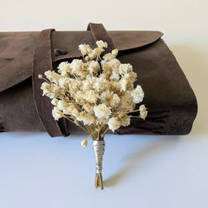Boutonnière de marié artisanale en gypsophile stabilisée blanc ivoire, Alma