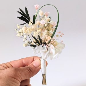 Boutonnière de fleurs séchées & stabilisées blanches & roses, Rafaela