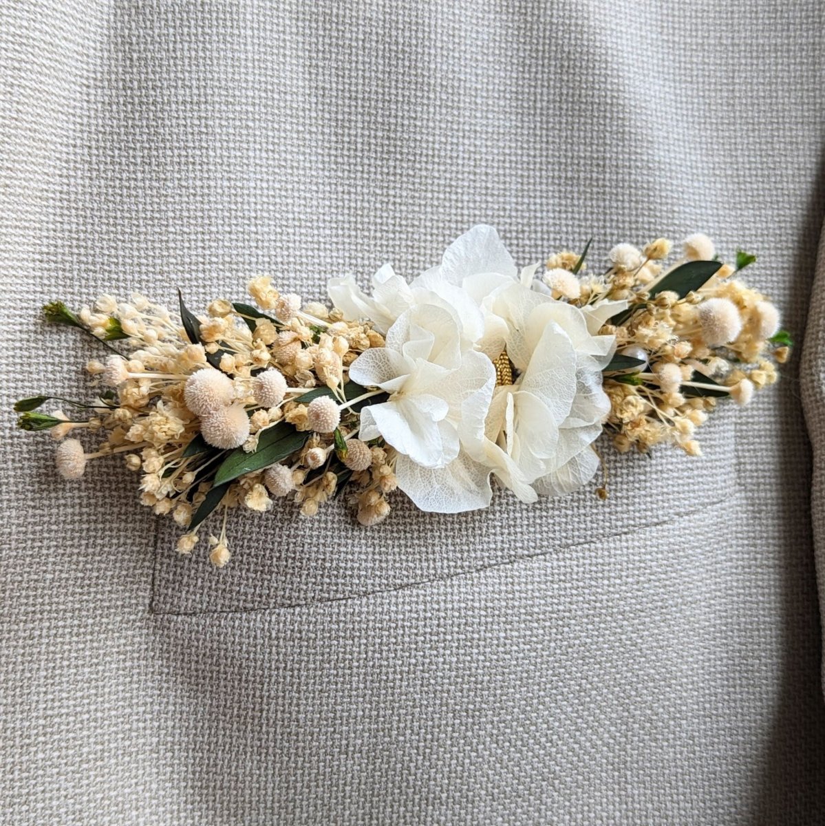 Boutonnière de marié artisanale stabilisées blanches & vertes, Virginie – Image 3
